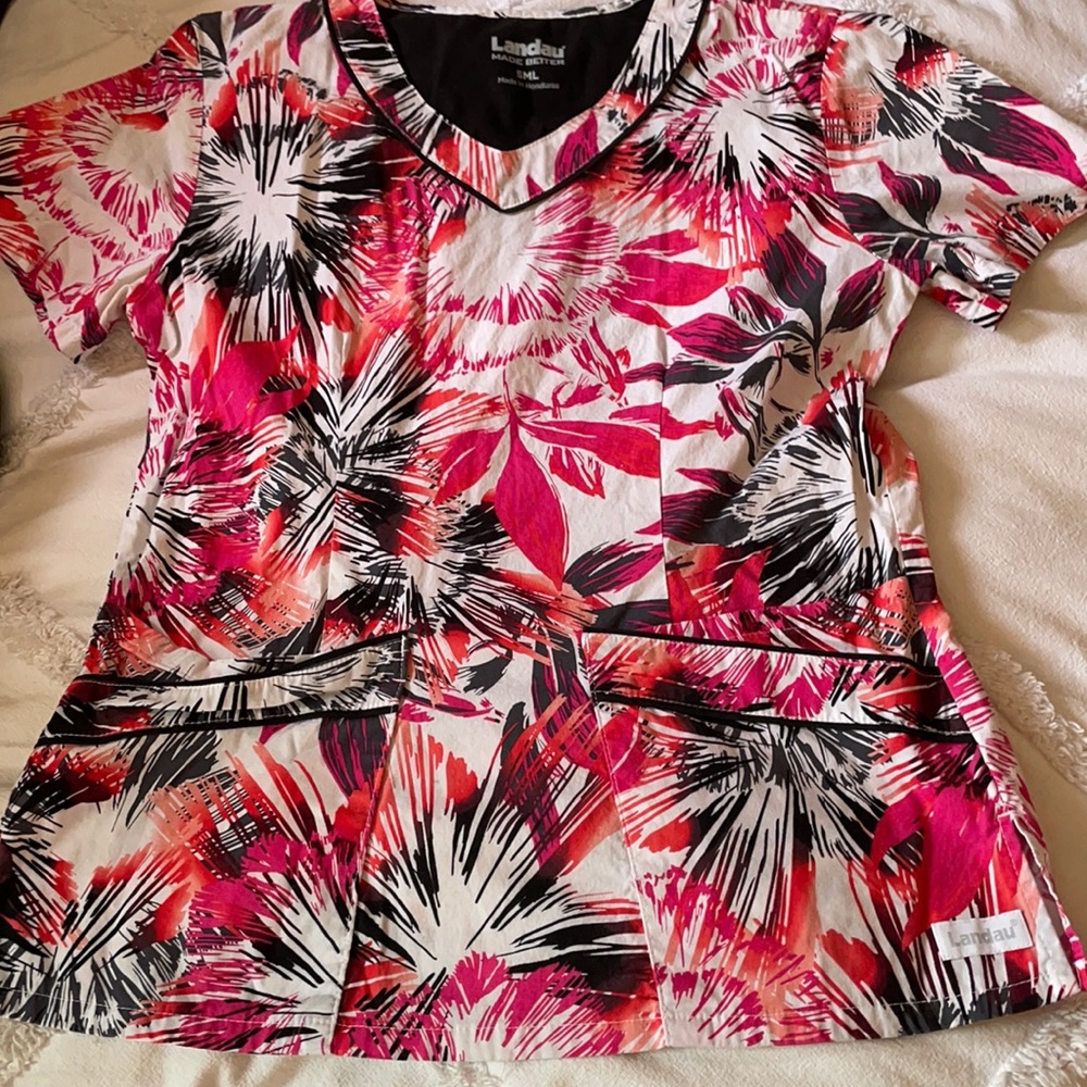 size small cute tropical floral scrub top. Perfect condition!